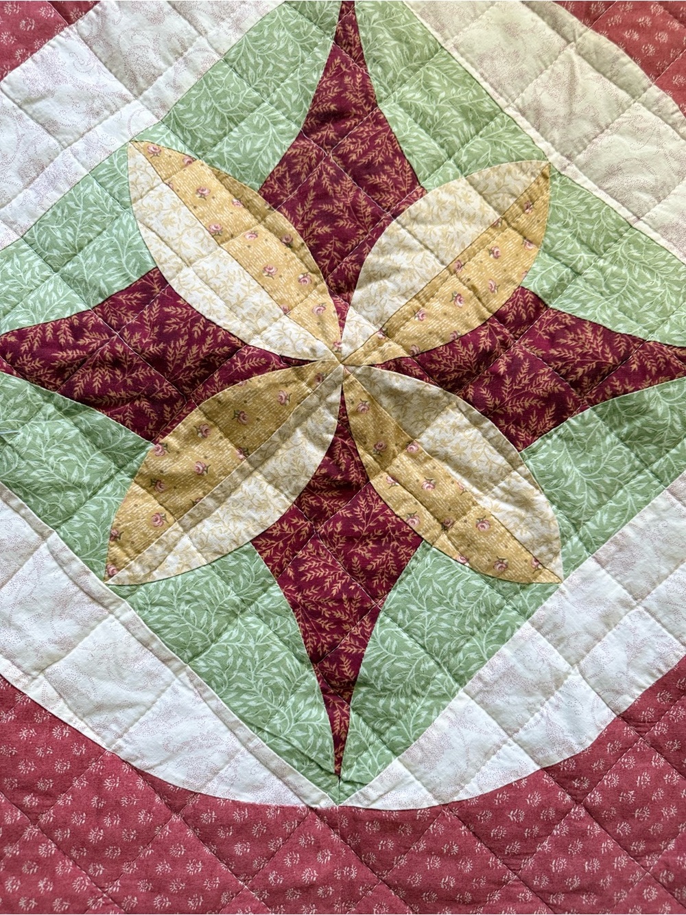Vintage handcrafted “Bloomin' Blossoms" quilting pattern set of two shams - Picture 3 of 5